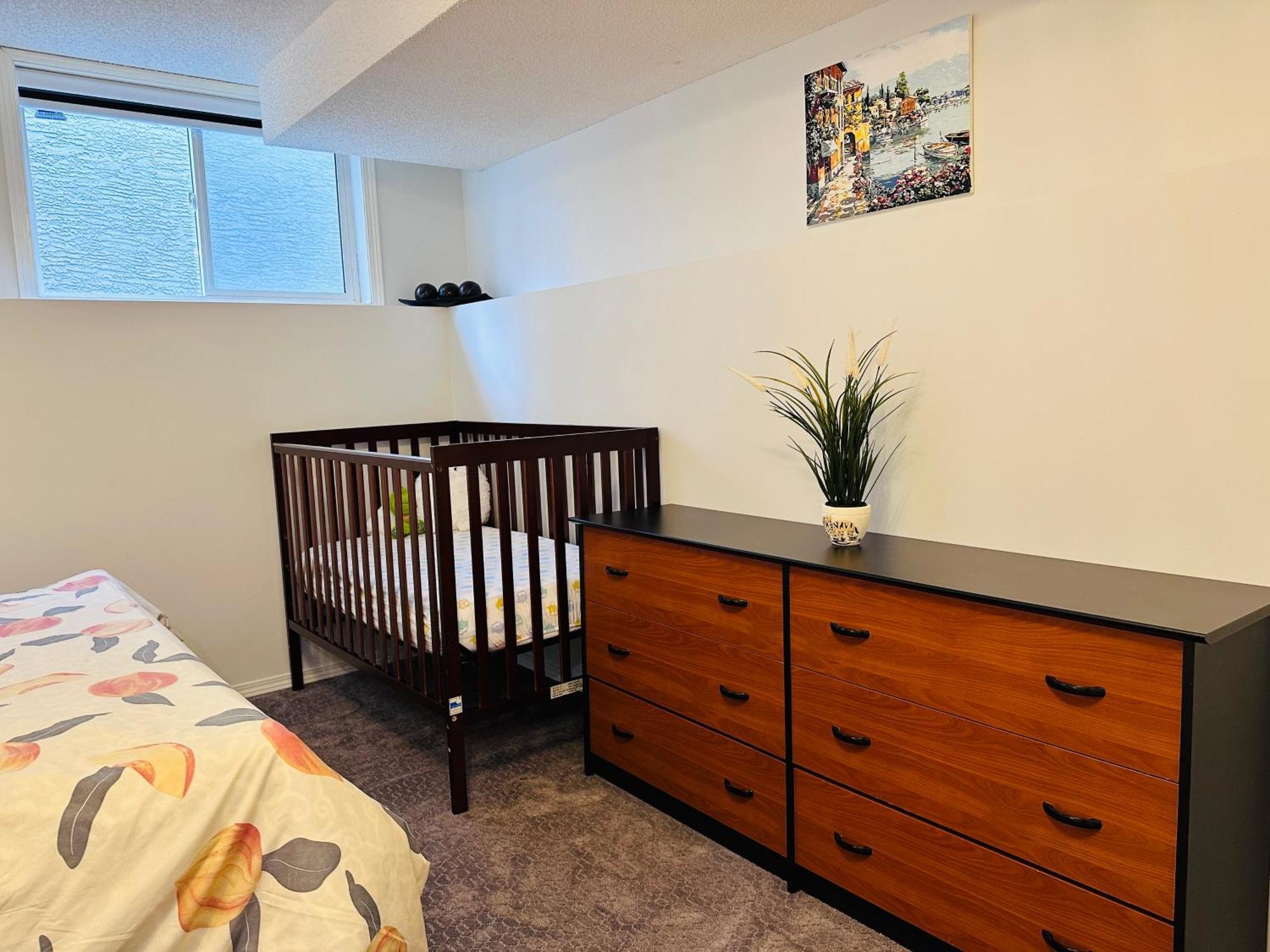 2 Bedrooms Private Basement Close To Winsport & Downtown Apartment *