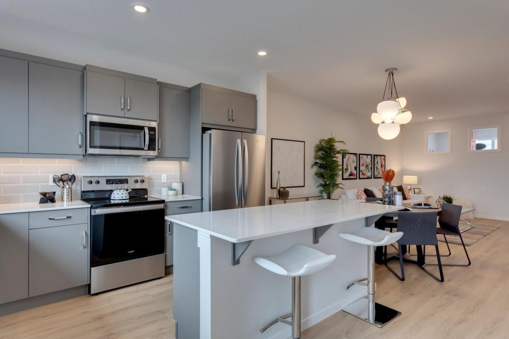 Spacious Modern With King Bed & Office Calgary