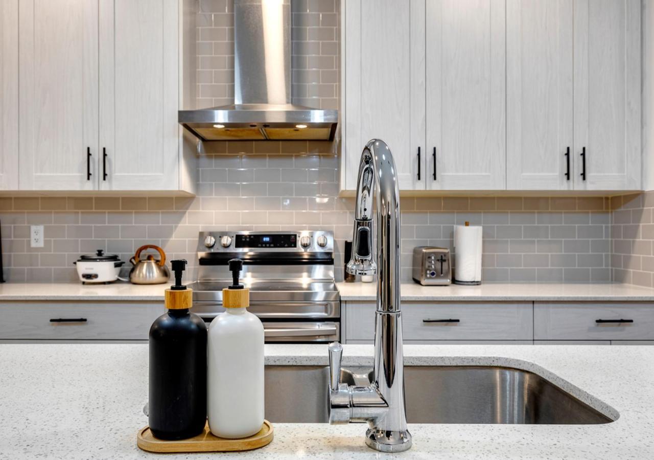 Holiday home Stylish/4bedroom/freeparking/indoorfireplace Calgary