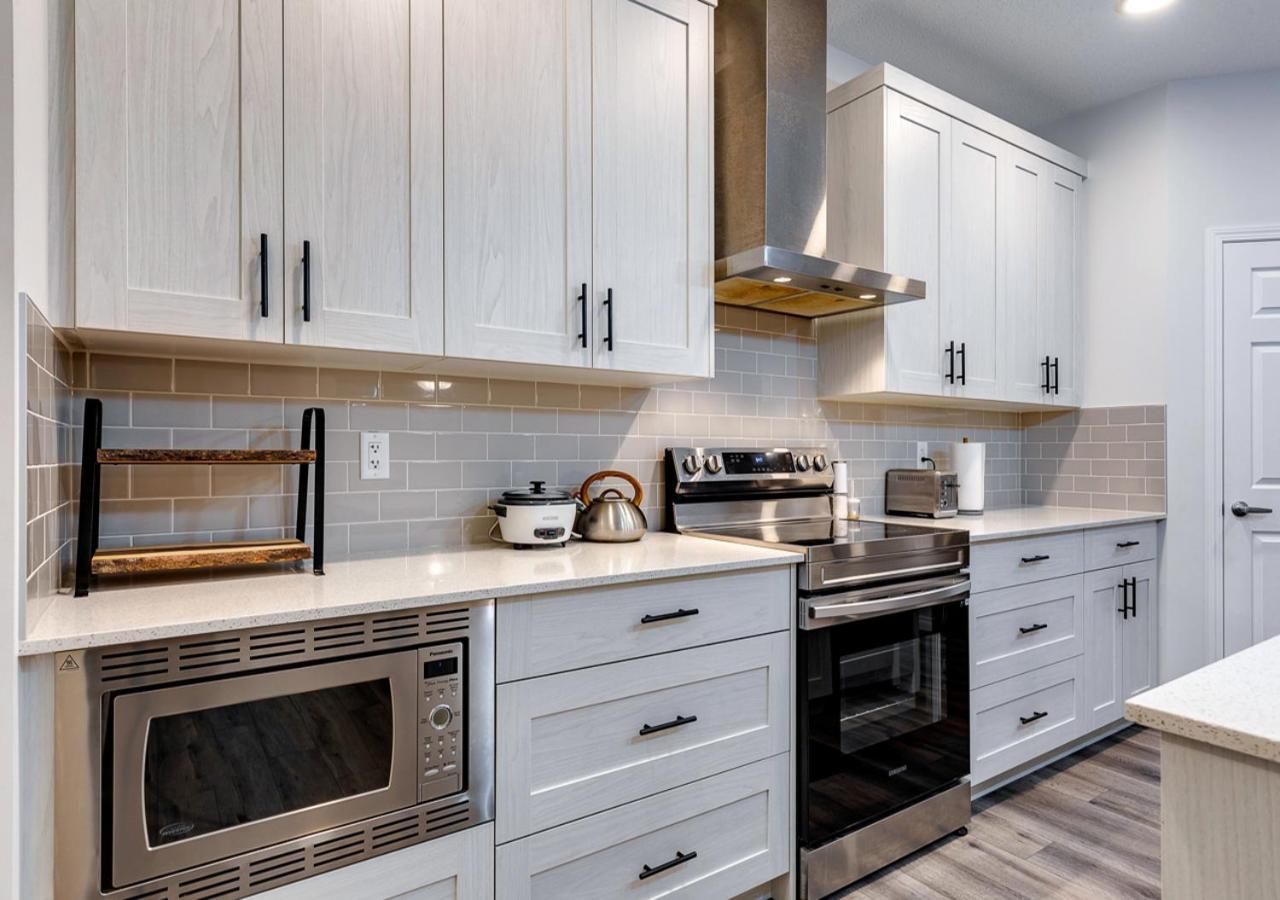 Stylish/4bedroom/freeparking/indoorfireplace Holiday home Calgary