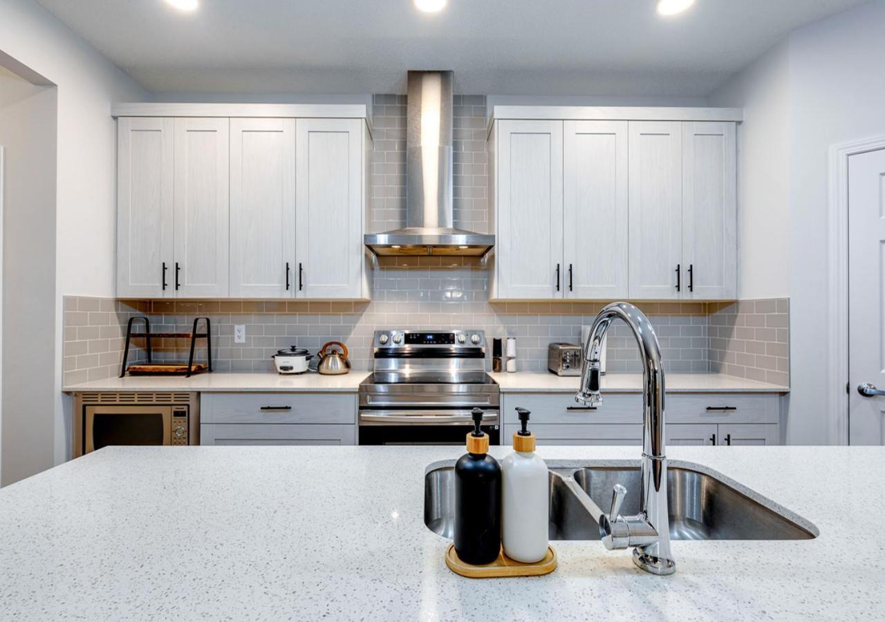 Holiday home Stylish/4bedroom/freeparking/indoorfireplace Calgary