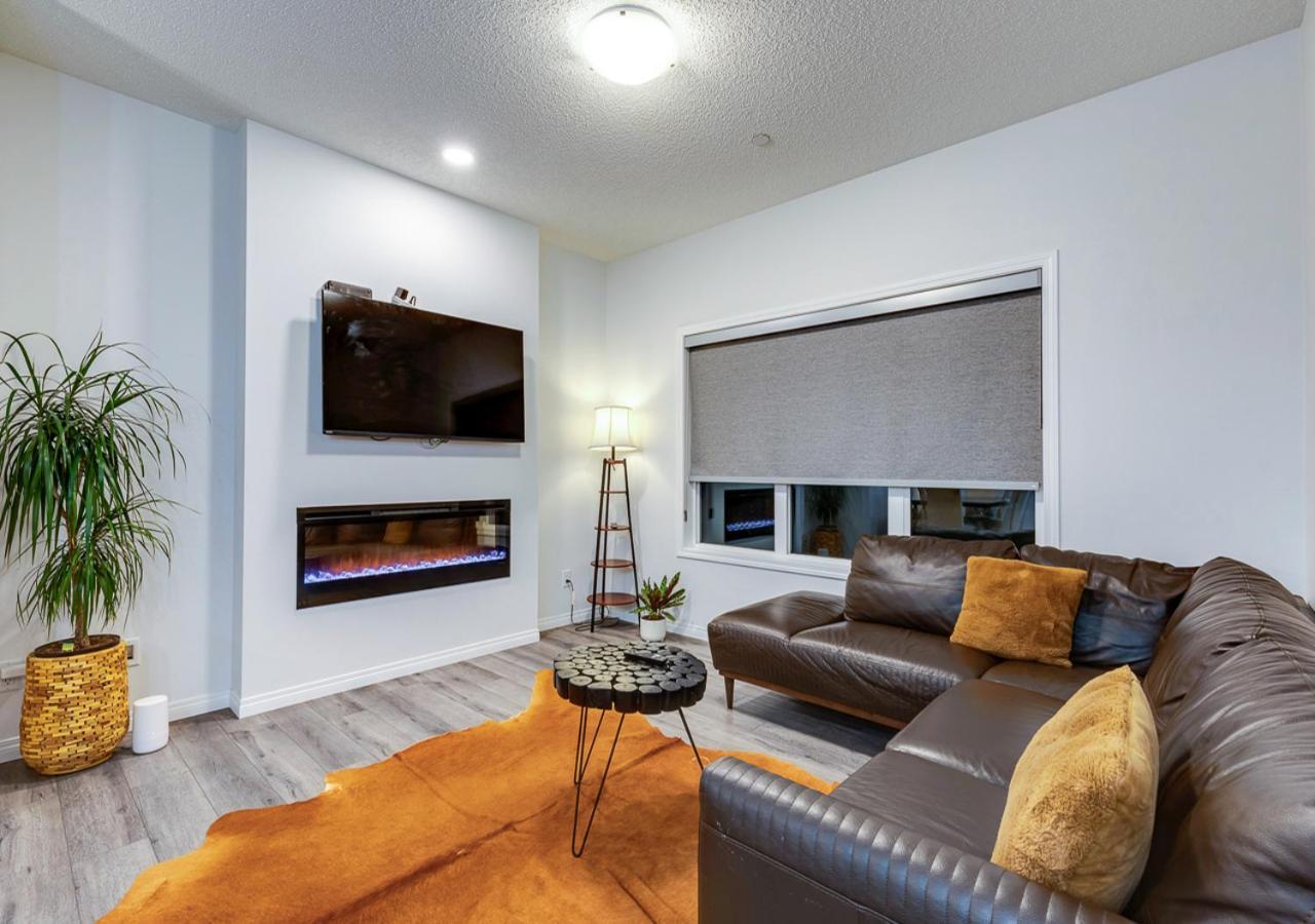 Stylish/4bedroom/freeparking/indoorfireplace * Calgary