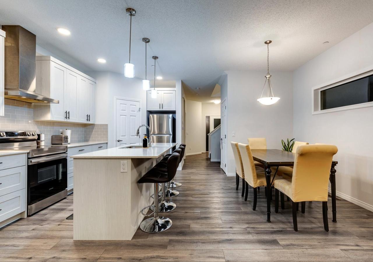 Stylish/4bedroom/freeparking/indoorfireplace Calgary