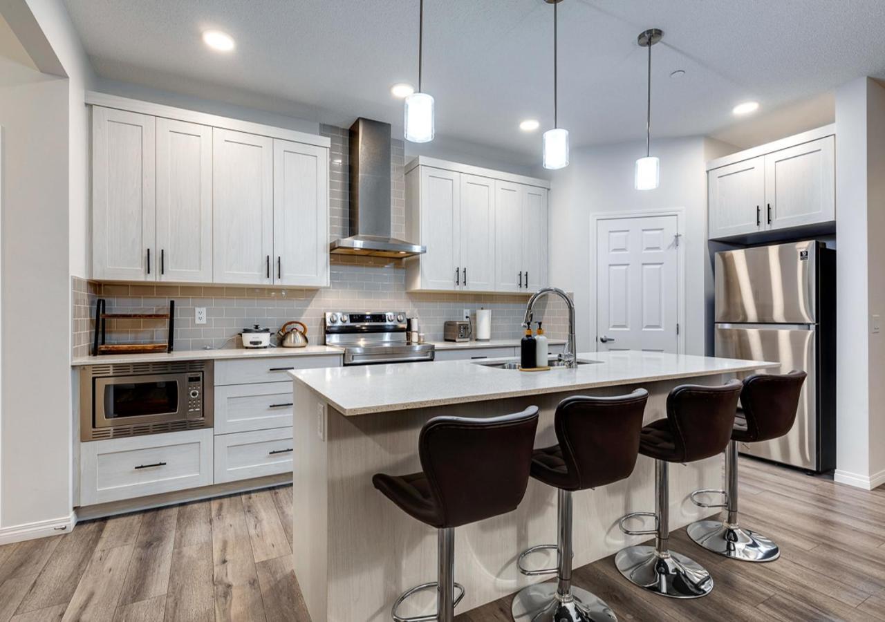 Holiday home Stylish/4bedroom/freeparking/indoorfireplace Calgary