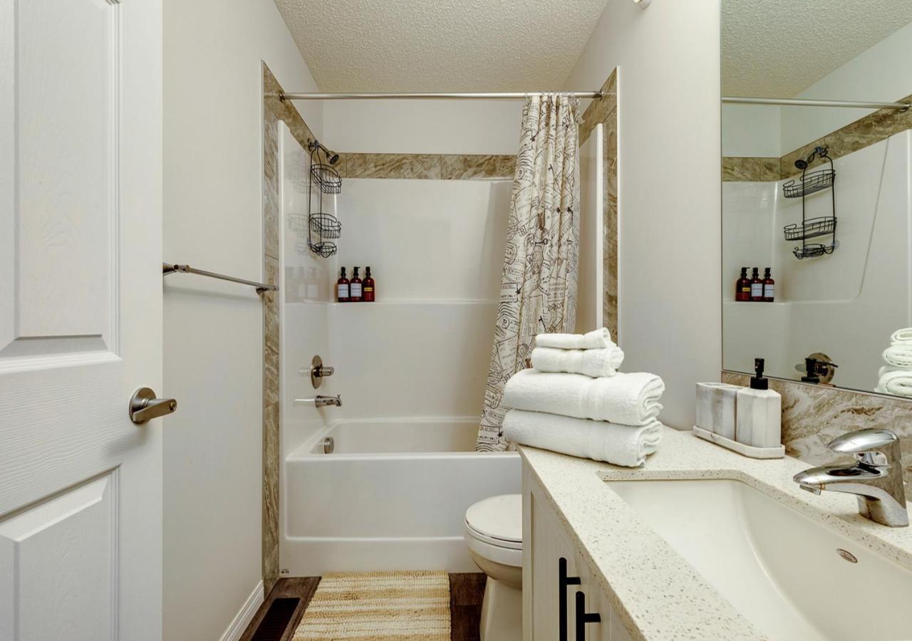 Stylish/4bedroom/freeparking/indoorfireplace Calgary