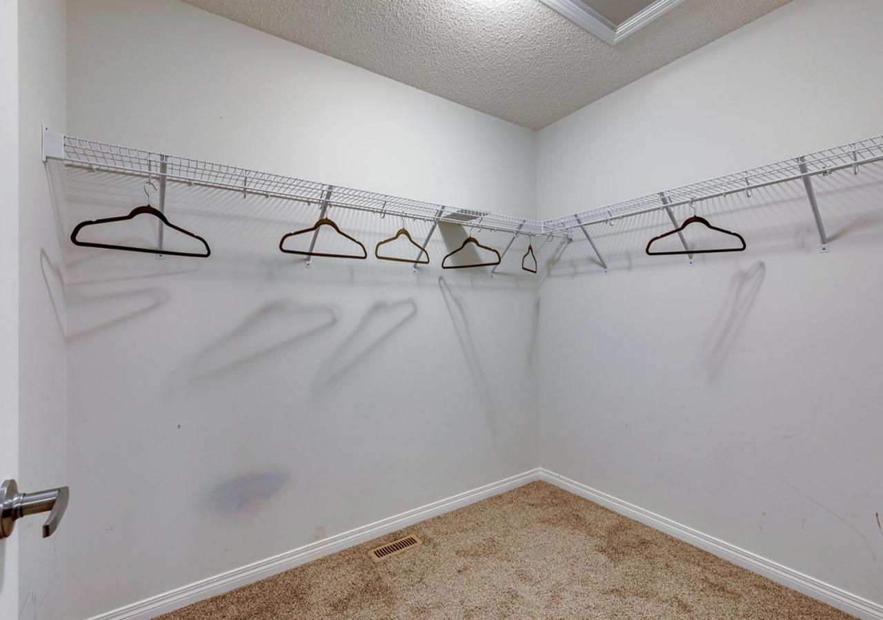 Stylish/4bedroom/freeparking/indoorfireplace * Calgary