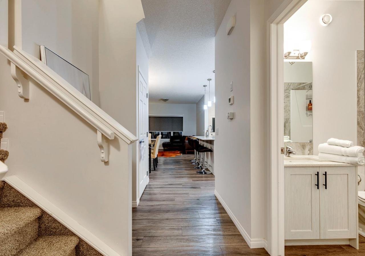 Stylish/4bedroom/freeparking/indoorfireplace Holiday home Calgary