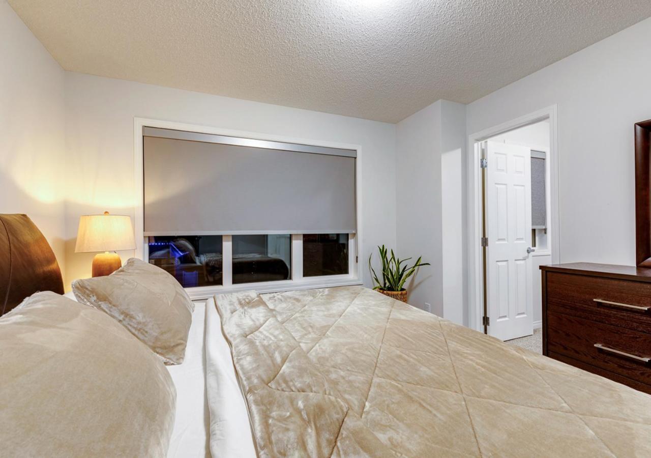 Holiday home Stylish/4bedroom/freeparking/indoorfireplace Calgary