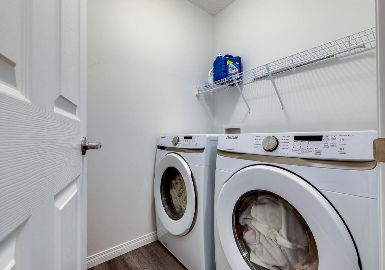 Stylish/4bedroom/freeparking/indoorfireplace * Calgary