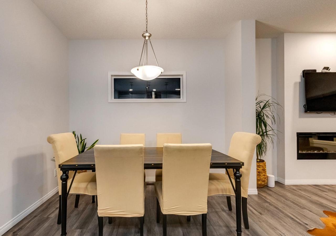 Holiday home Stylish/4bedroom/freeparking/indoorfireplace Calgary