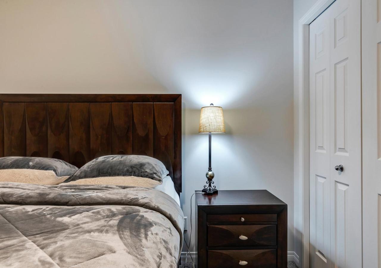 Stylish/4bedroom/freeparking/indoorfireplace * Calgary
