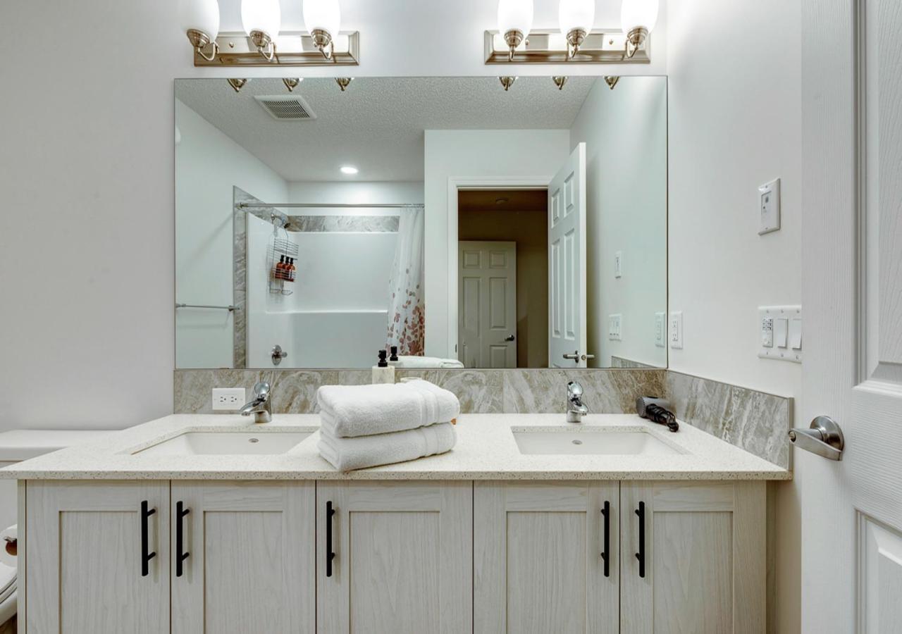 Stylish/4bedroom/freeparking/indoorfireplace * Calgary