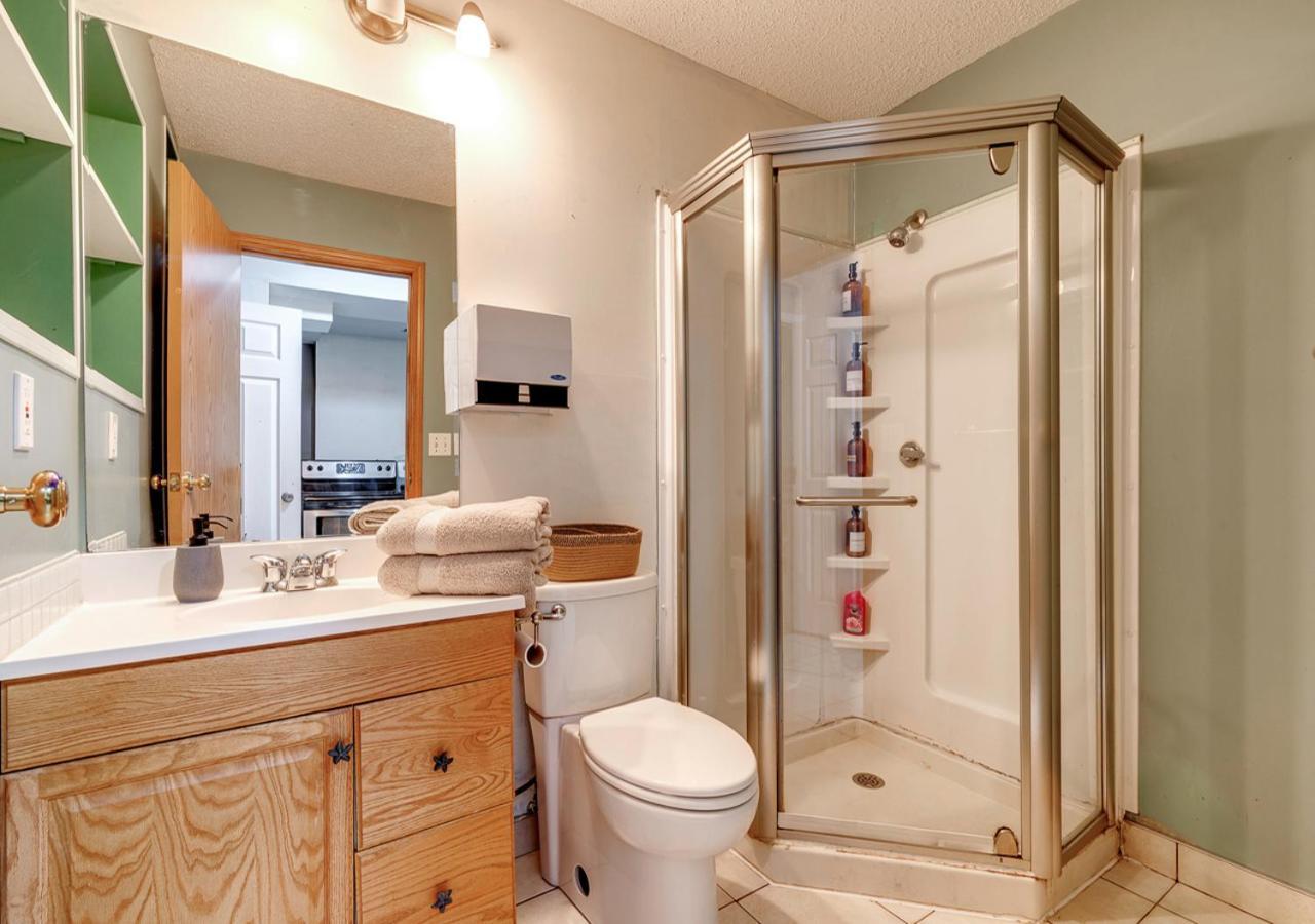 Holiday home Cheerful 5-bedroom With Free Parking On Premises Calgary