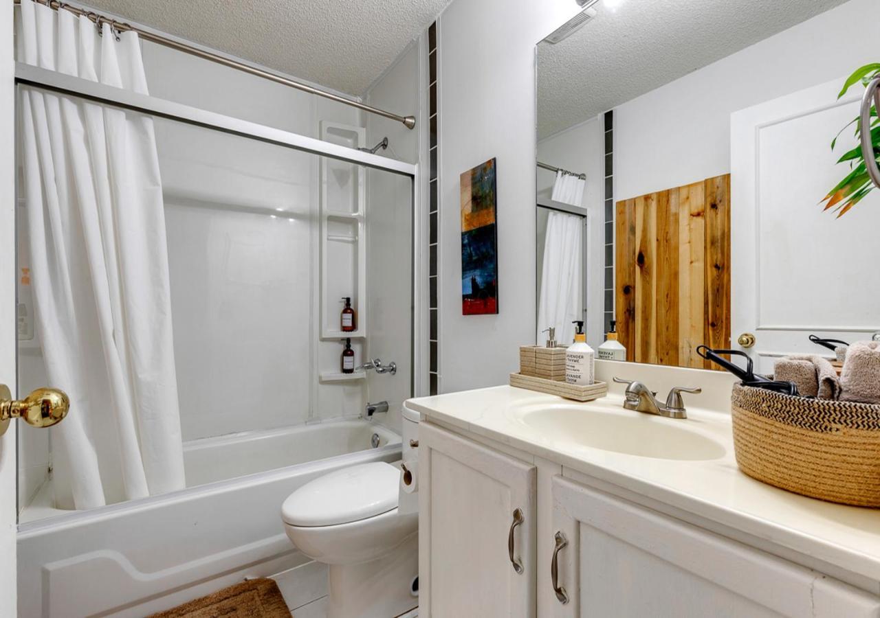 Holiday home Cheerful 5-bedroom With Free Parking On Premises Calgary