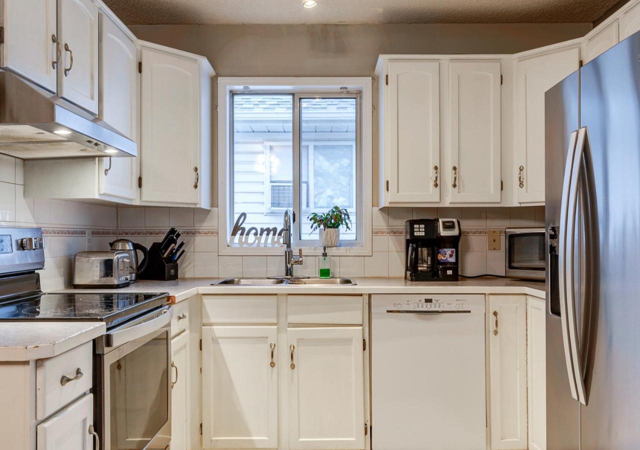Holiday home Cheerful 5-bedroom With Free Parking On Premises *