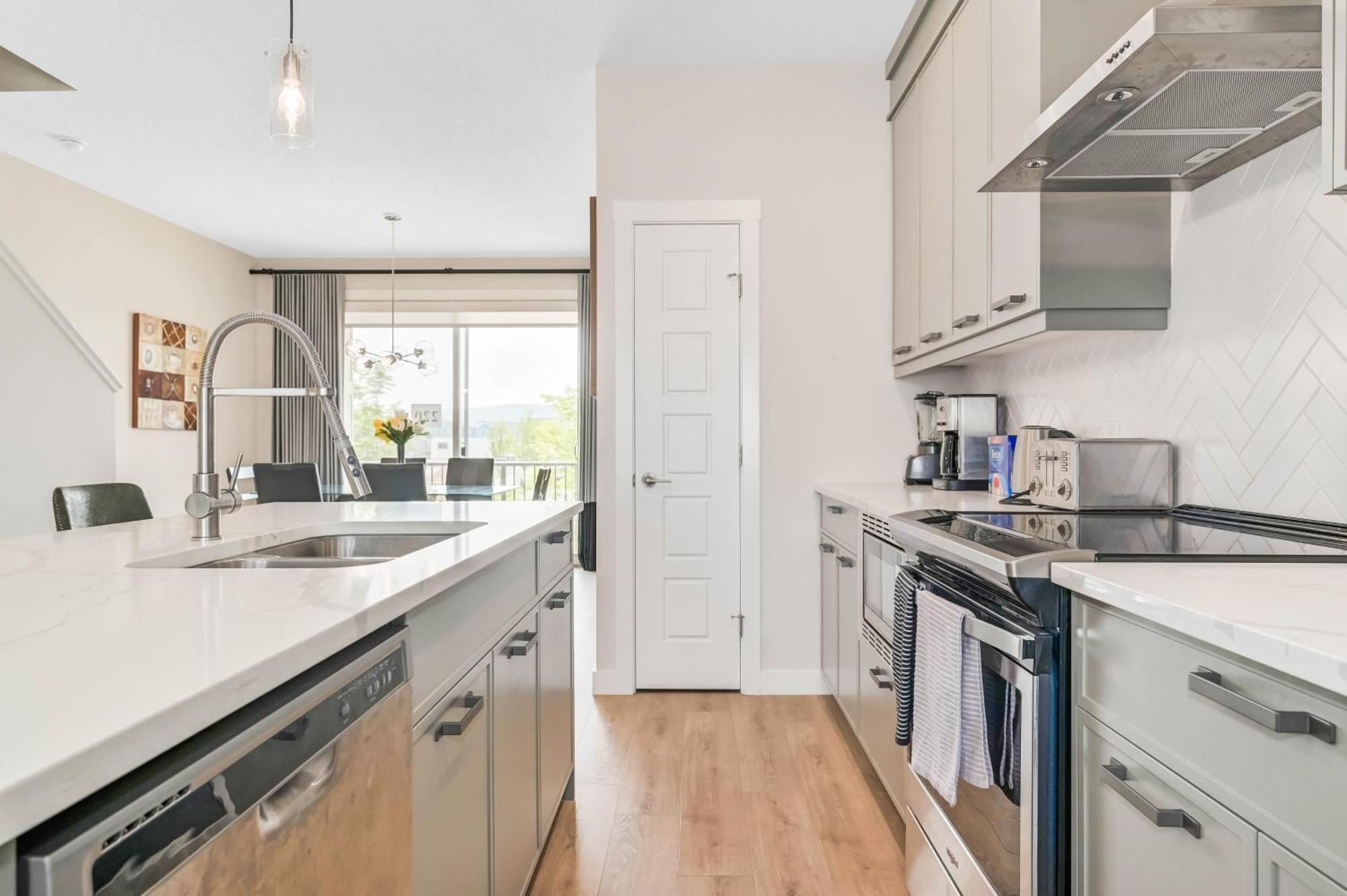 Apartment Brand New 3-bedroom In A Quiet Neighborhood Calgary