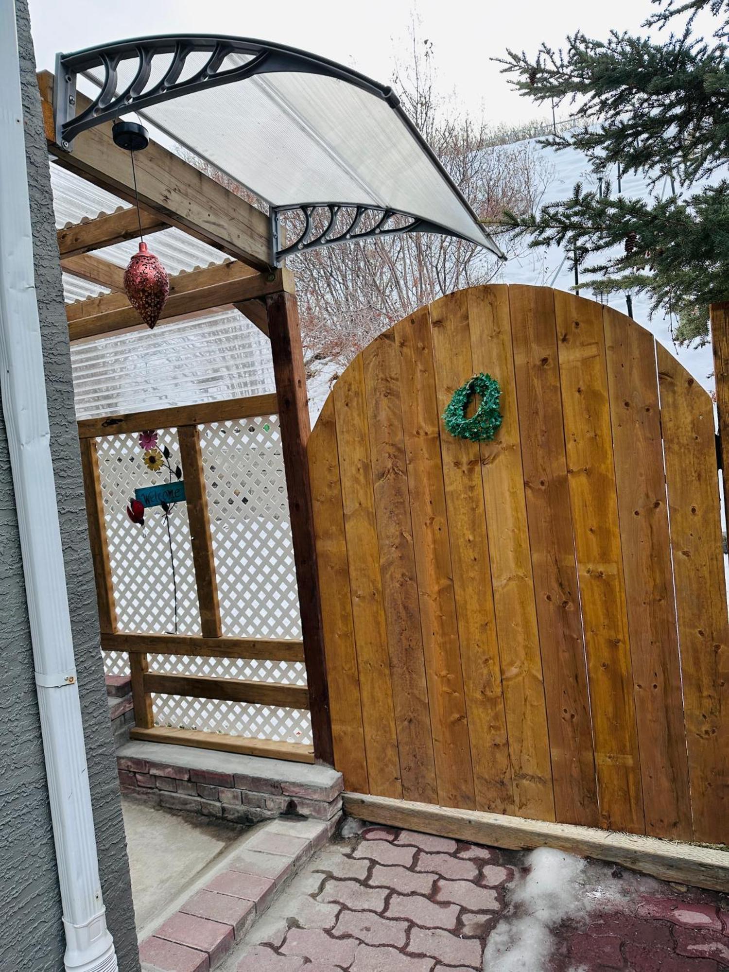 2 Bedrooms Private Basement Close To Winsport & Downtown *