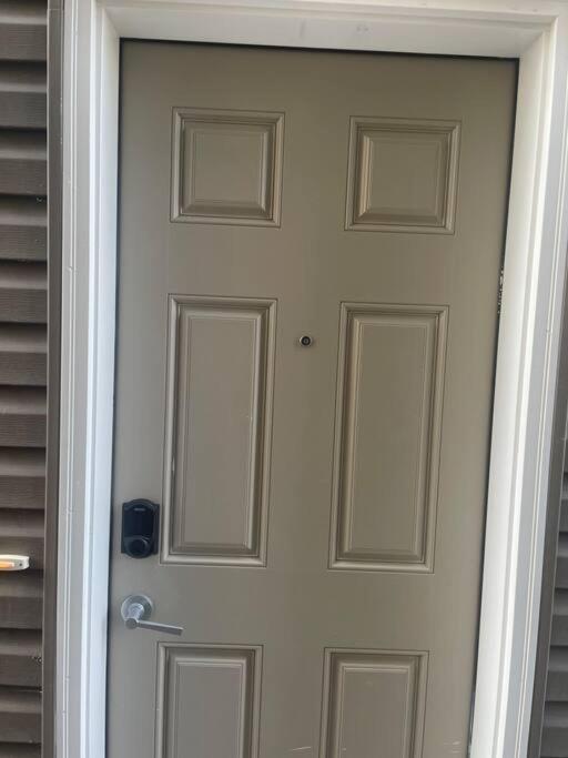 Private Cozy Secondary Suite, 2 Bedrooms, Separate Entrance *