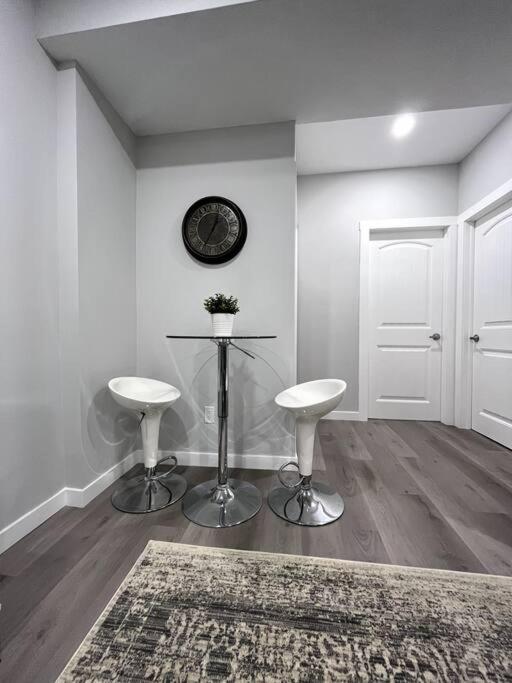 Private Cozy Secondary Suite, 2 Bedrooms, Separate Entrance Guest house *