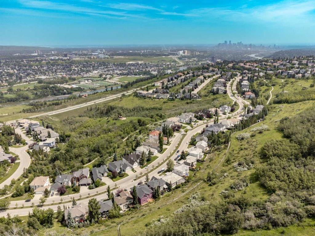 2 Bedrooms Private Basement Close To Winsport & Downtown