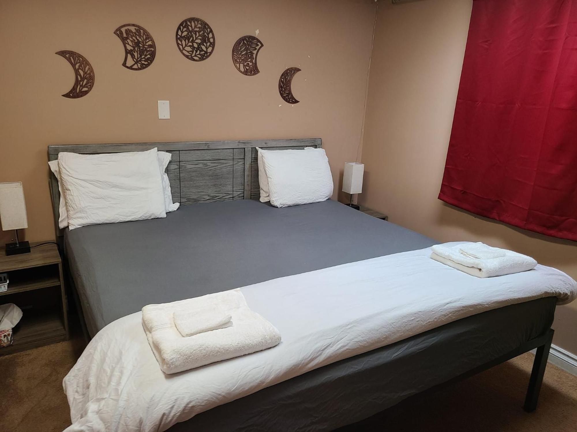 Guest house Cozy With Comfortable Beds And Fully Equipped Kitchen 15 Mins Drive From Airport, Downtown, Sait And U Of C And 80 Min Drive To Banff Calgary