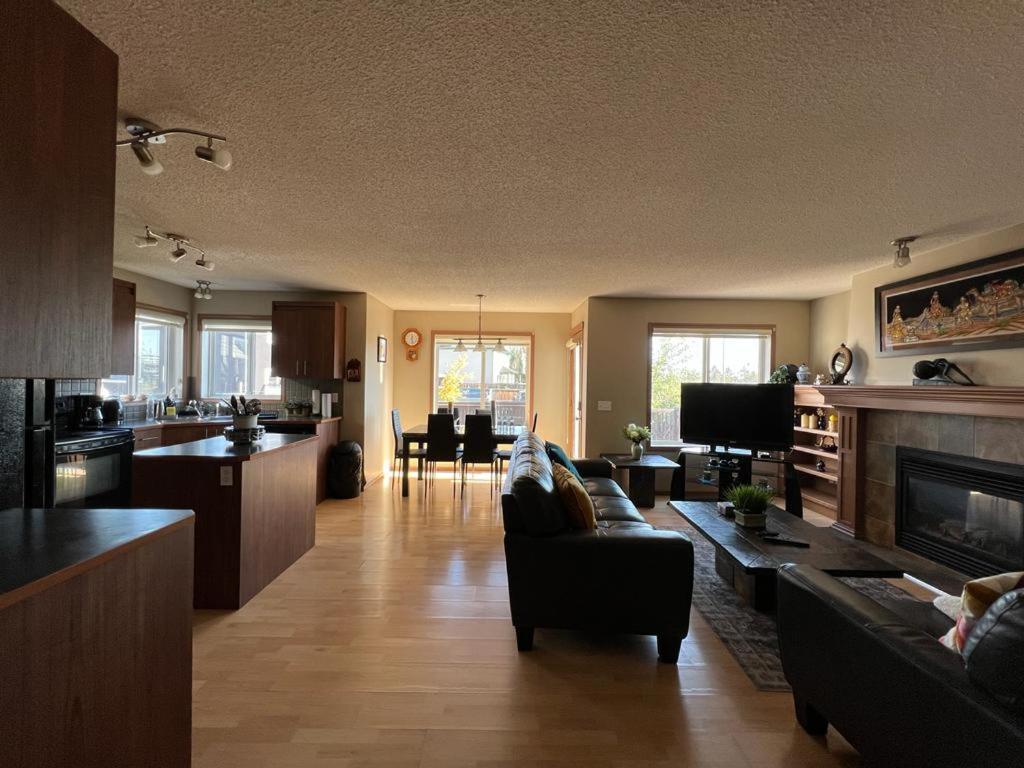 Spacious Comfortable Air-conditioned. Near Airport! * Calgary
