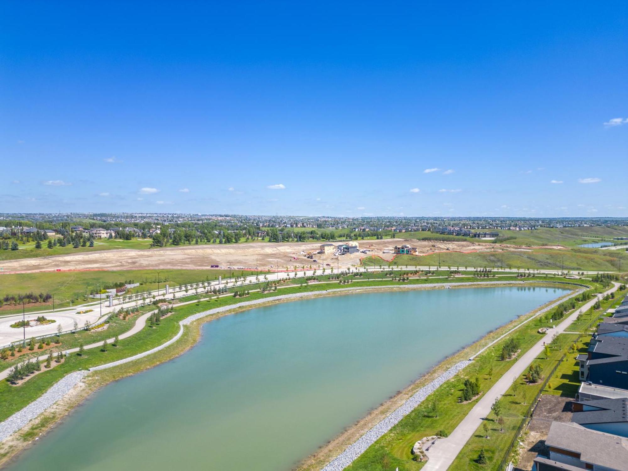 Cozy Rockland Park Unit+parking Calgary