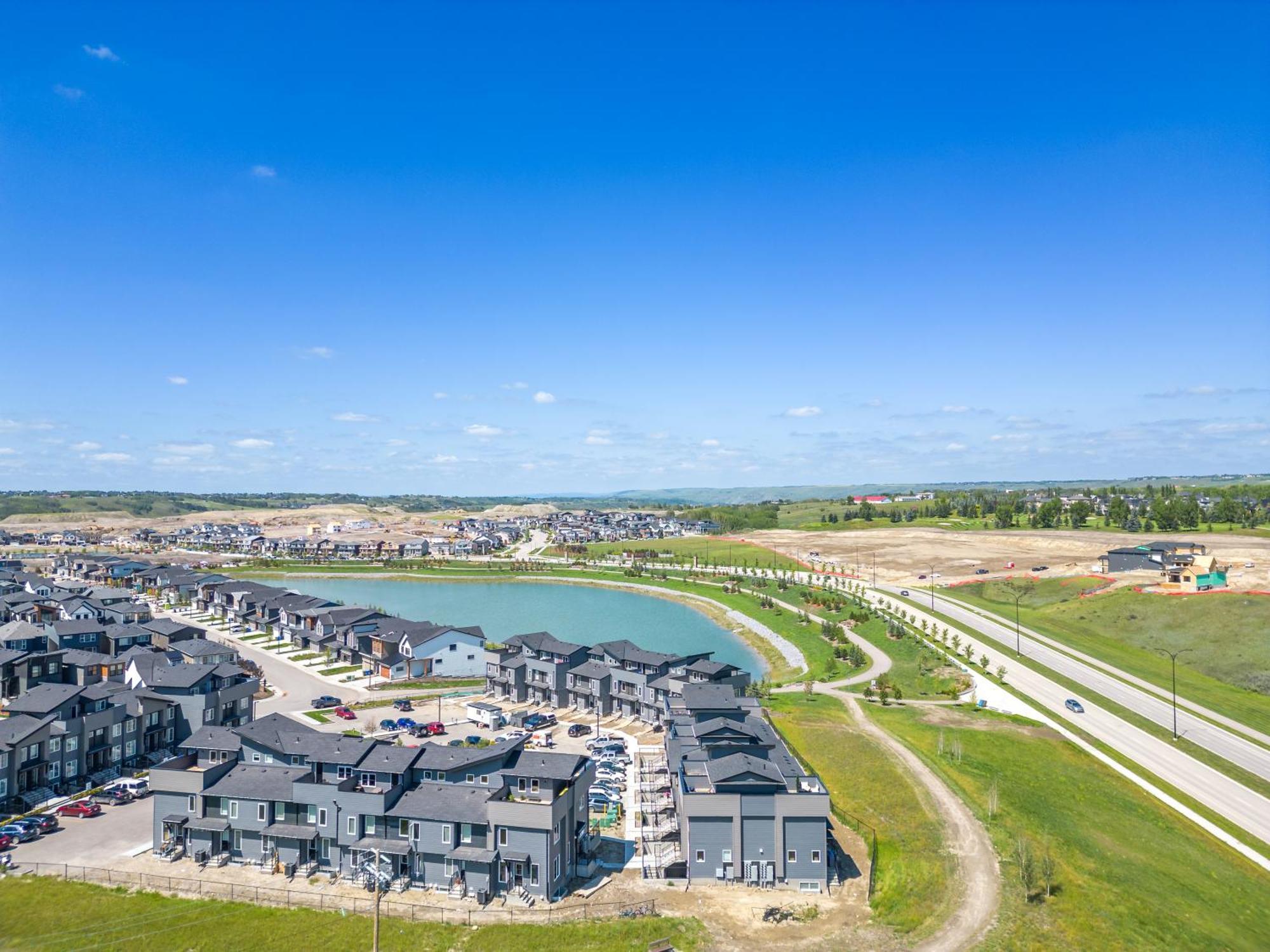 Cozy Rockland Park Unit+parking Calgary