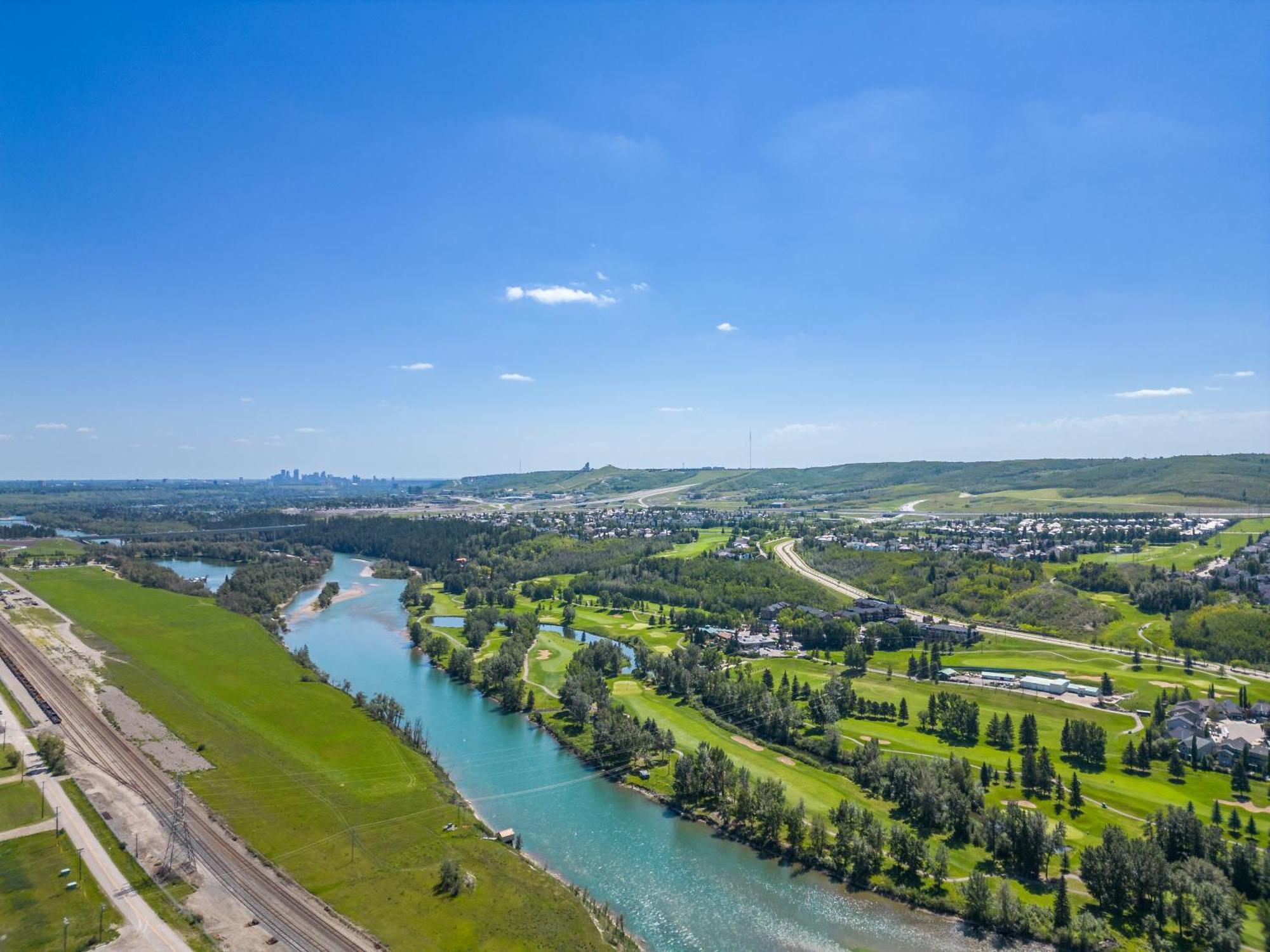 Cozy Rockland Park Unit+parking Apartment Calgary