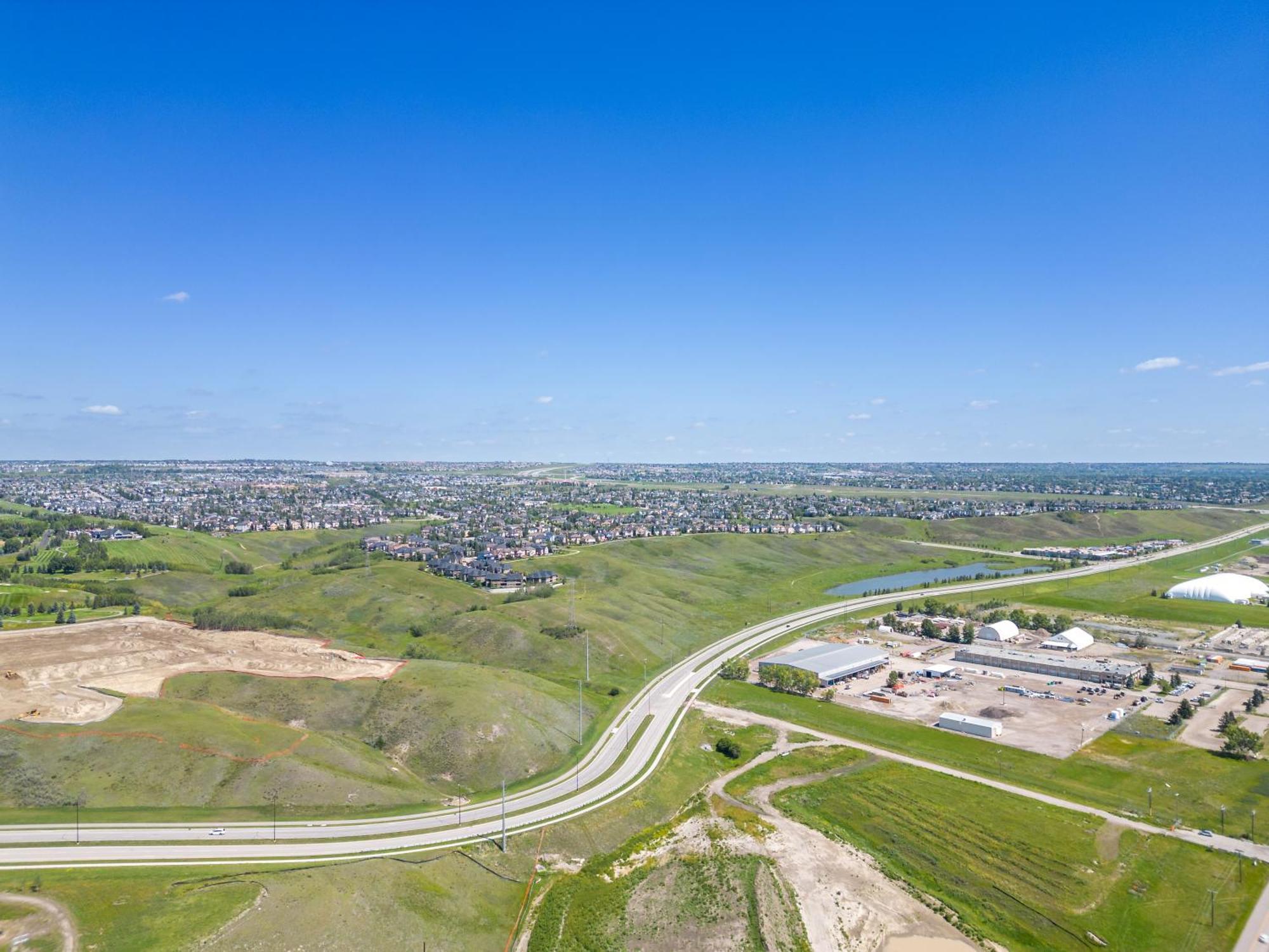 Cozy Rockland Park Unit+parking Calgary