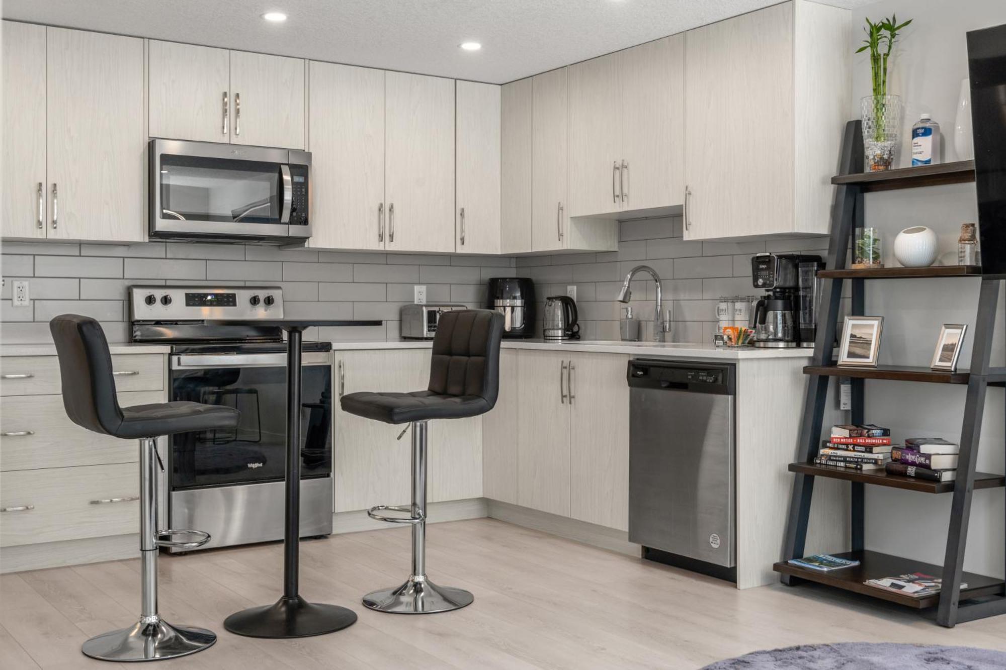 Cozy Rockland Park Unit+parking * Calgary