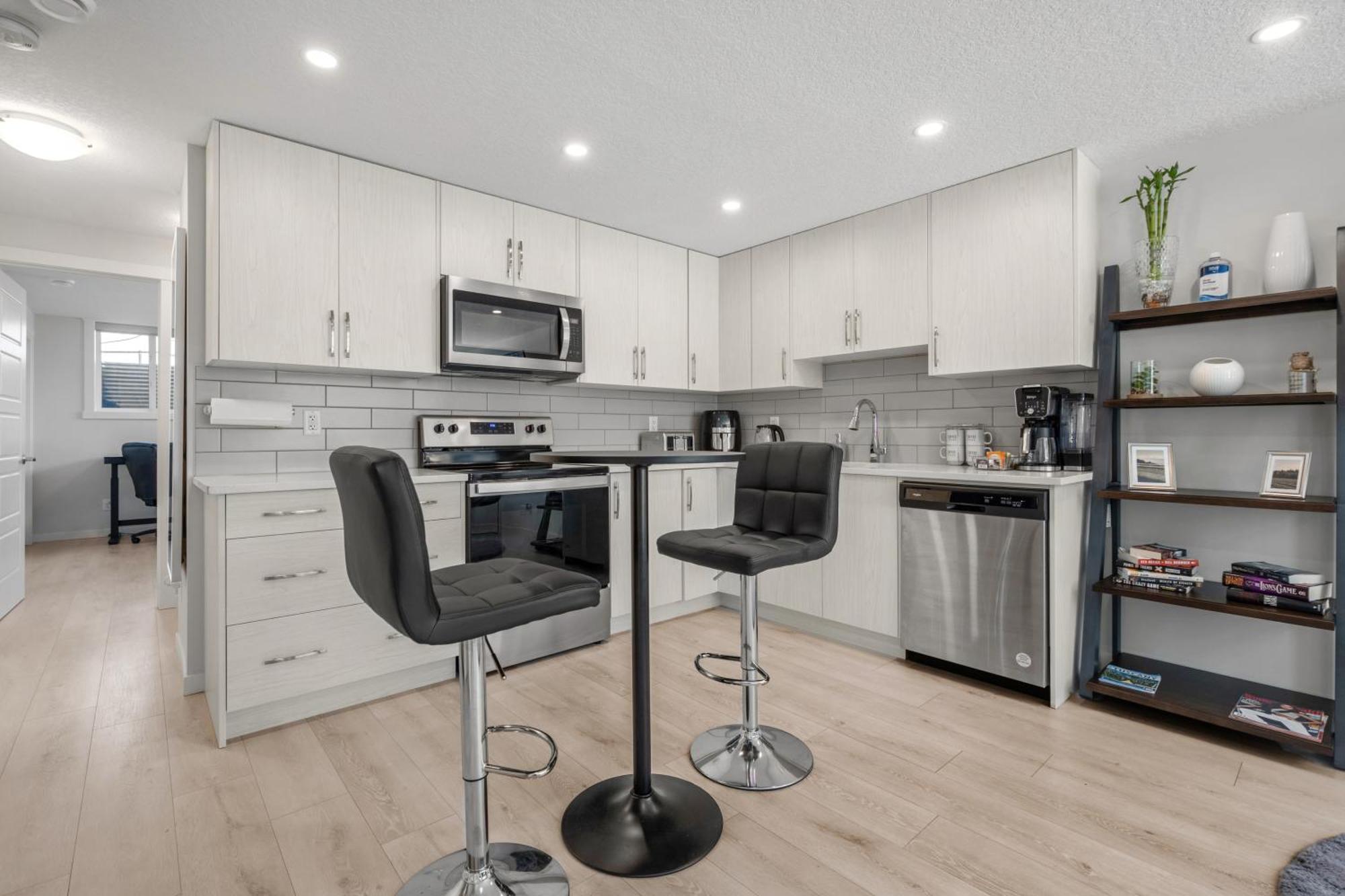 Cozy Rockland Park Unit+parking Calgary