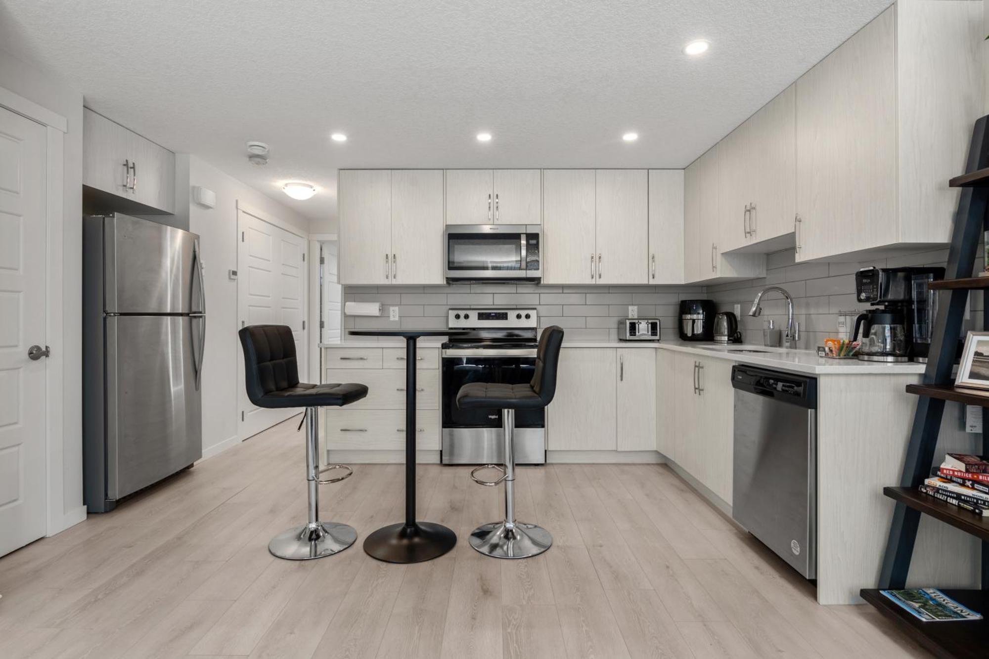 Cozy Rockland Park Unit+parking Apartment Calgary