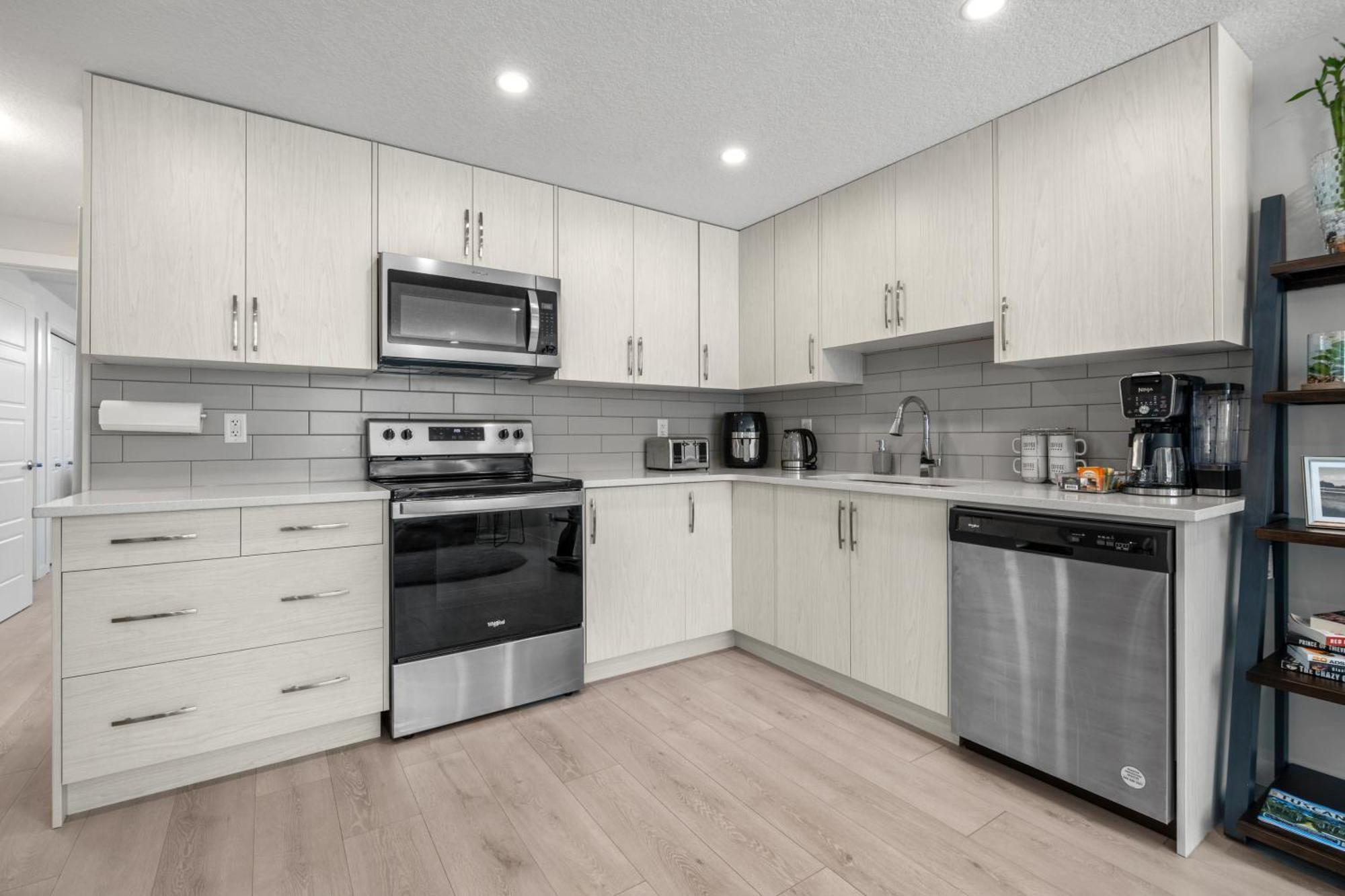 Cozy Rockland Park Unit+parking Apartment Calgary