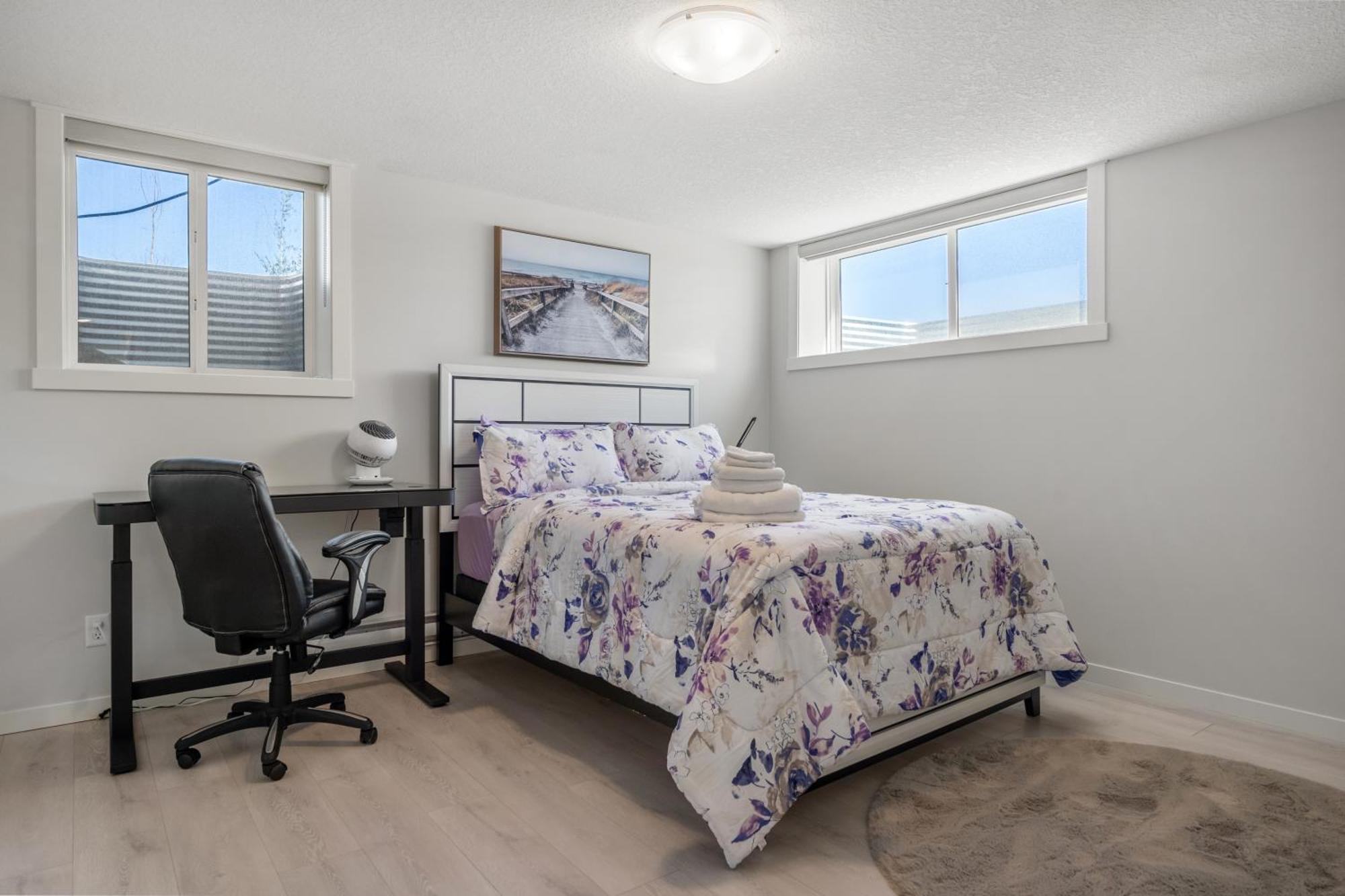 Cozy Rockland Park Unit+parking Calgary