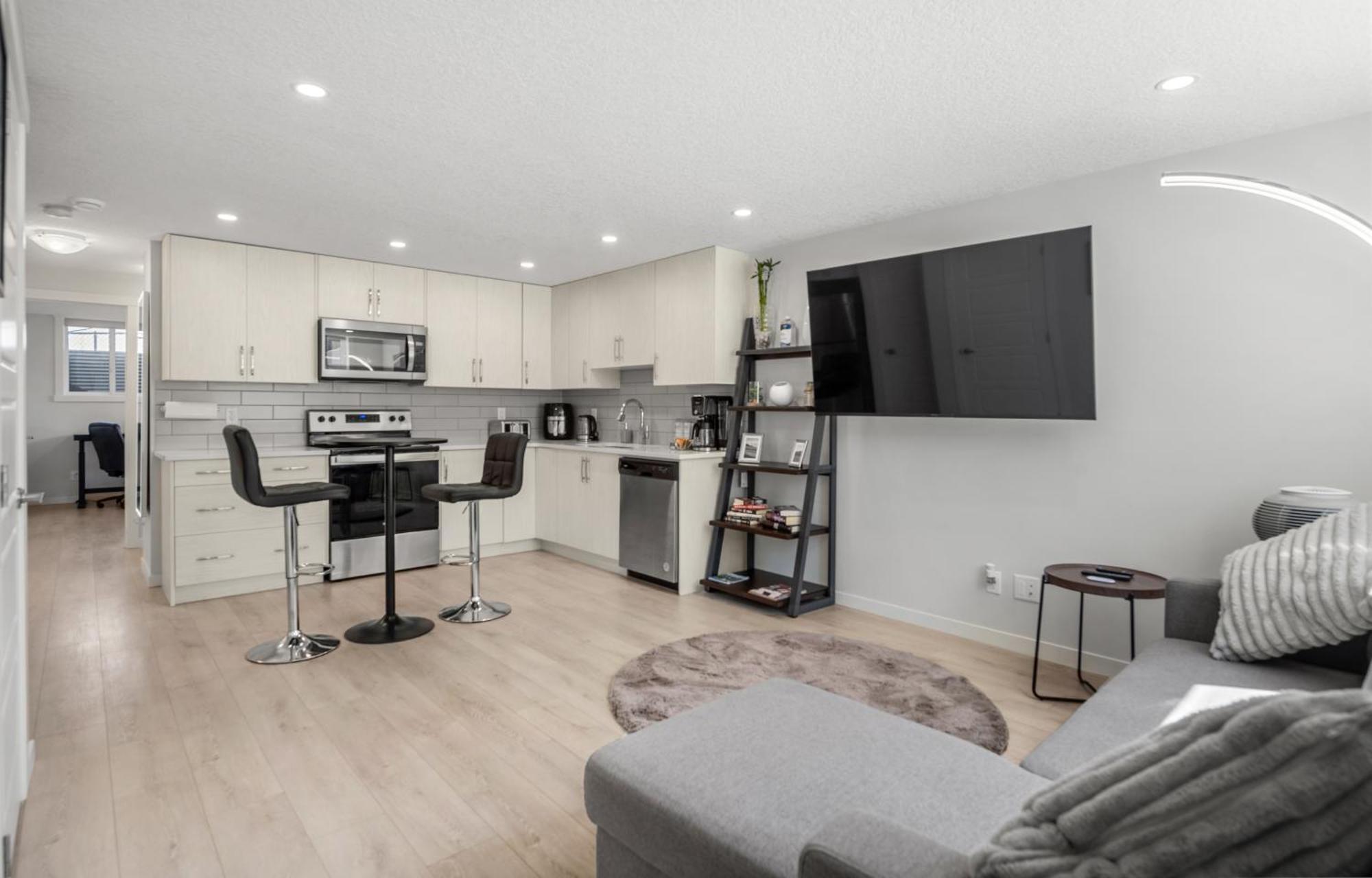 Cozy Rockland Park Unit+parking * Calgary