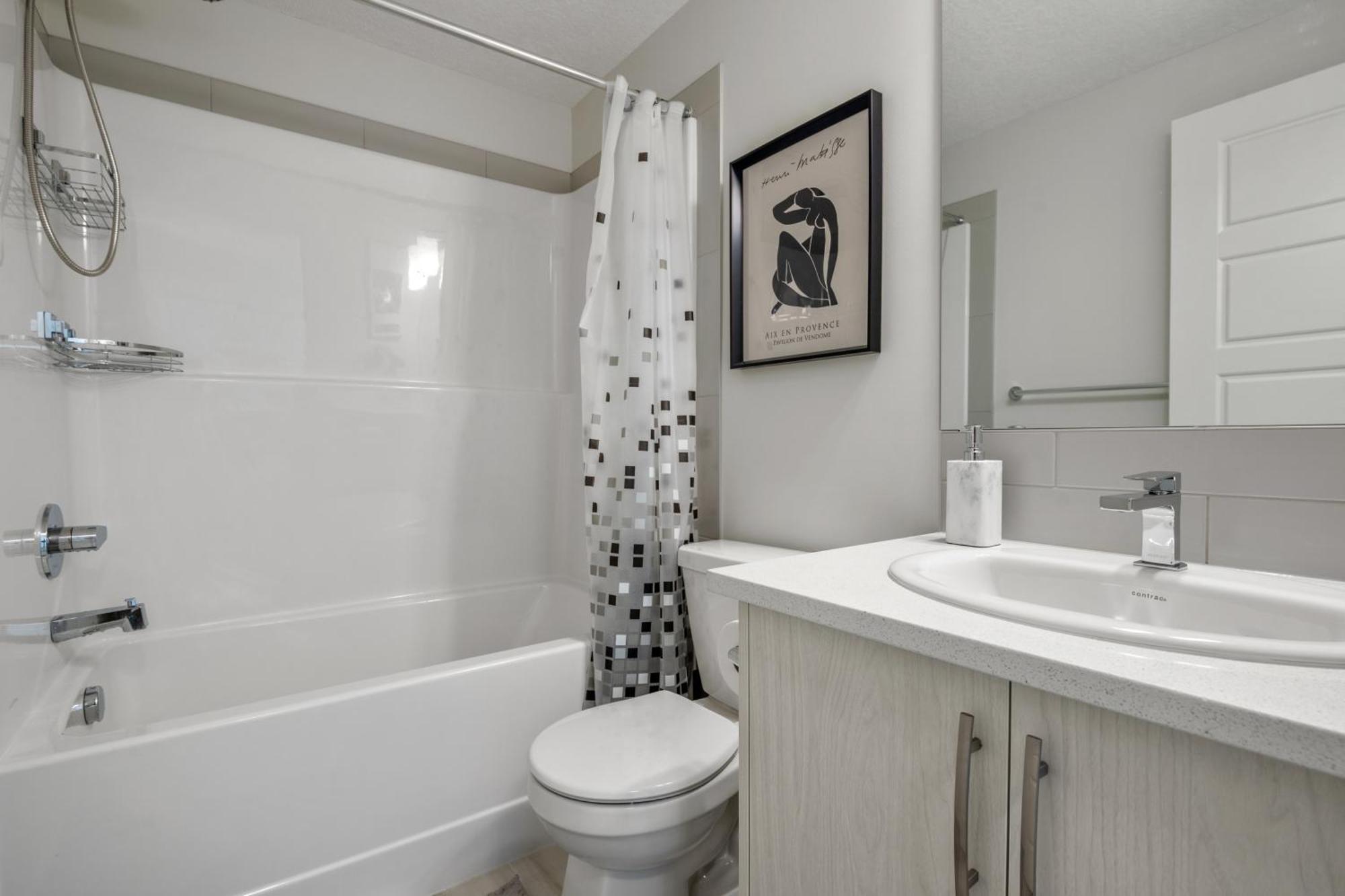 Cozy Rockland Park Unit+parking Apartment Calgary