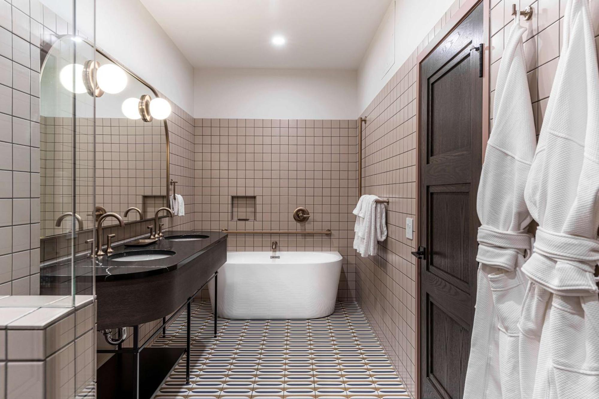 Hotel The Westley Downtown, Tapestry Collection By Hilton Calgary