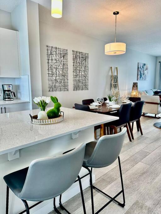 Edith Duplex * Calgary