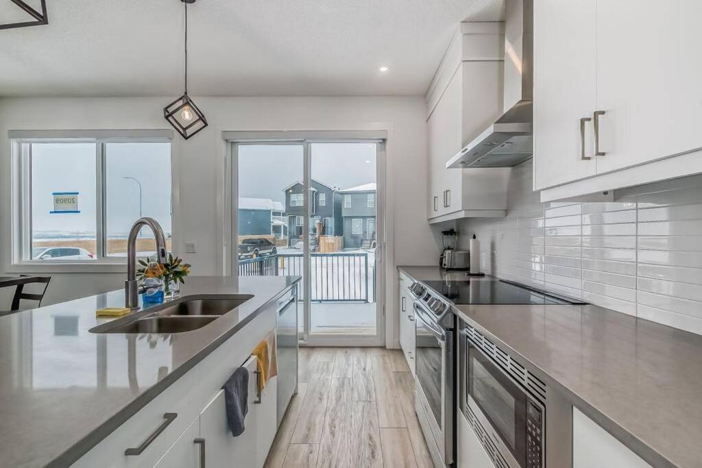 Lutas Cozy One Bedroom- In Shared Calgary