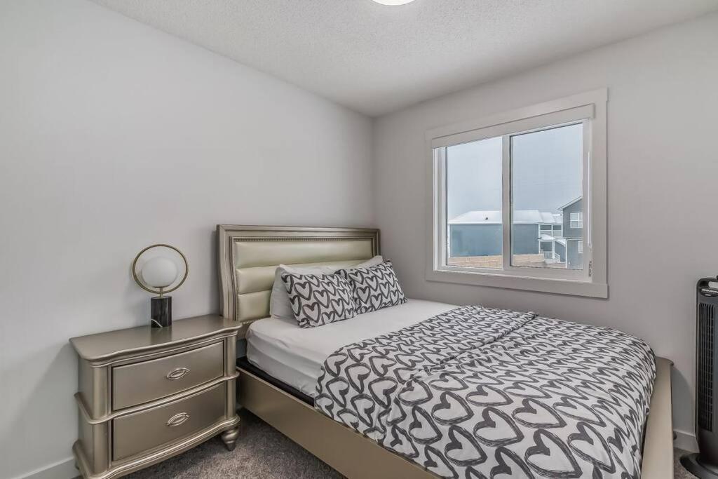 Apartment Lutas Cozy One Bedroom- In Shared Calgary