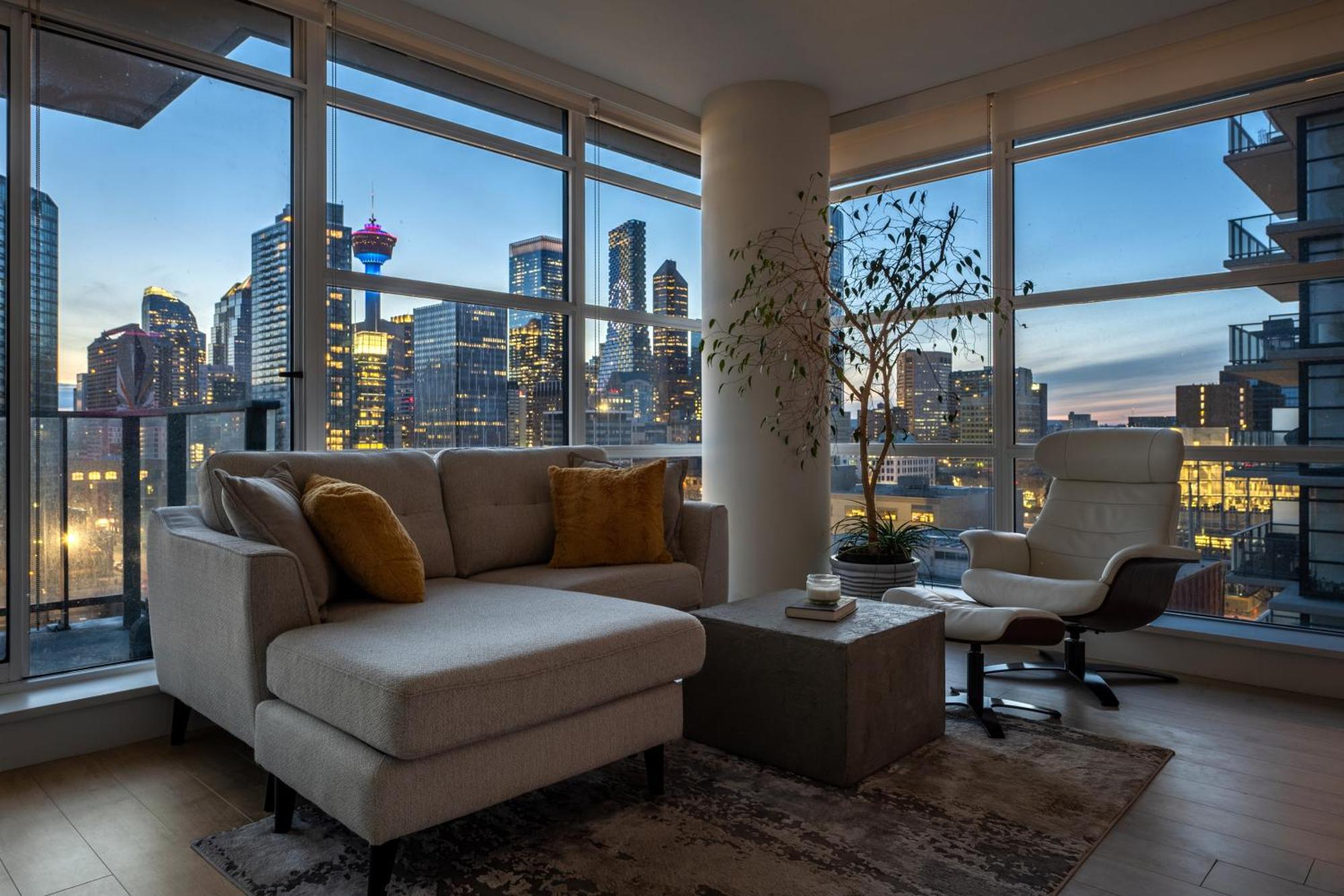Luxury Corner Unit Dt W Panoramic Skyline & Tower Views! Near Stampede, Bmo Centre! Free Banff Pass, Parking, Wine! Calgary