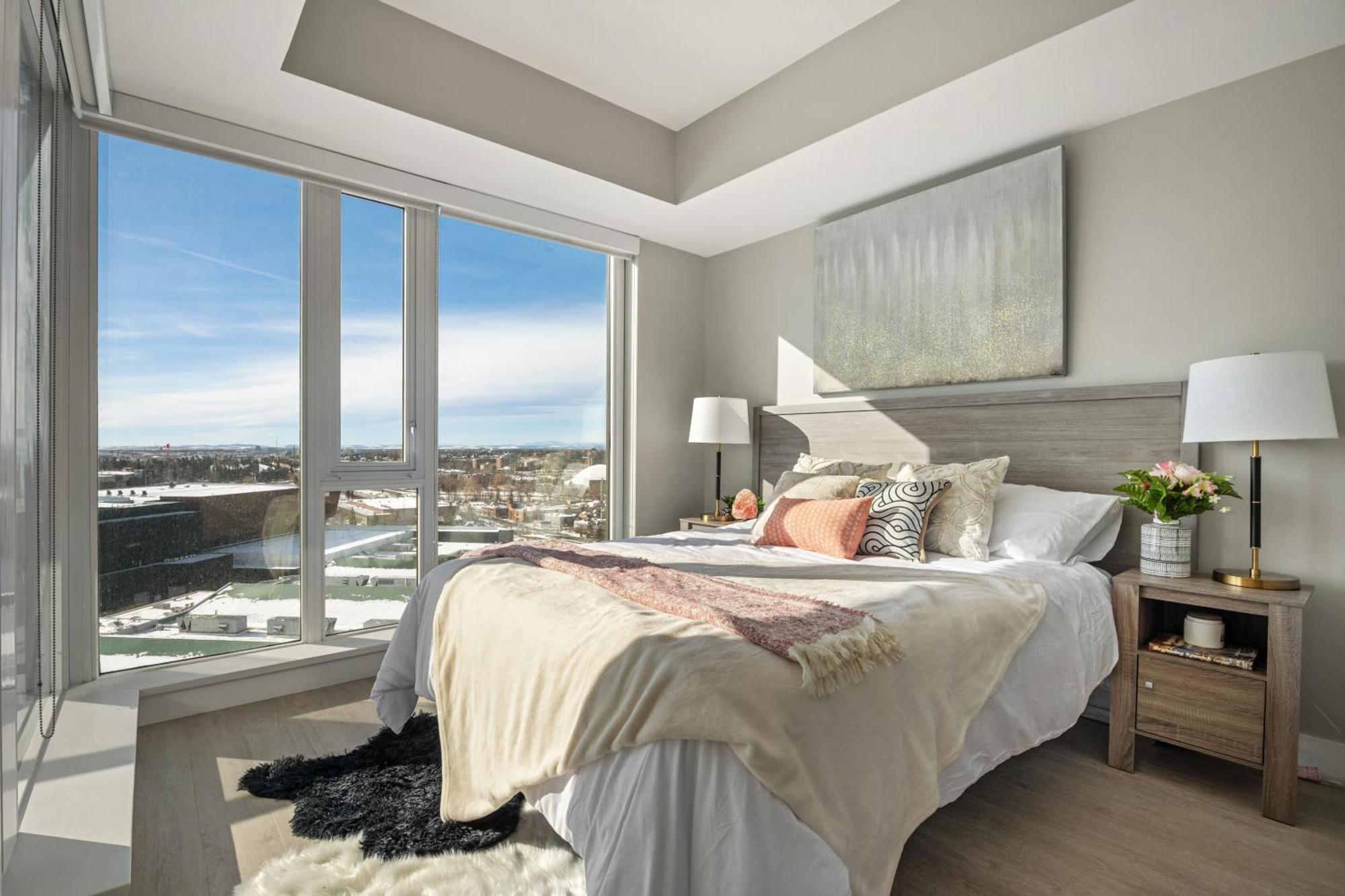 Tranquil Vibes & Downtown Views, Near Stampede, Casino & Saddledome! Free Parking, Banff Pass, Wine!