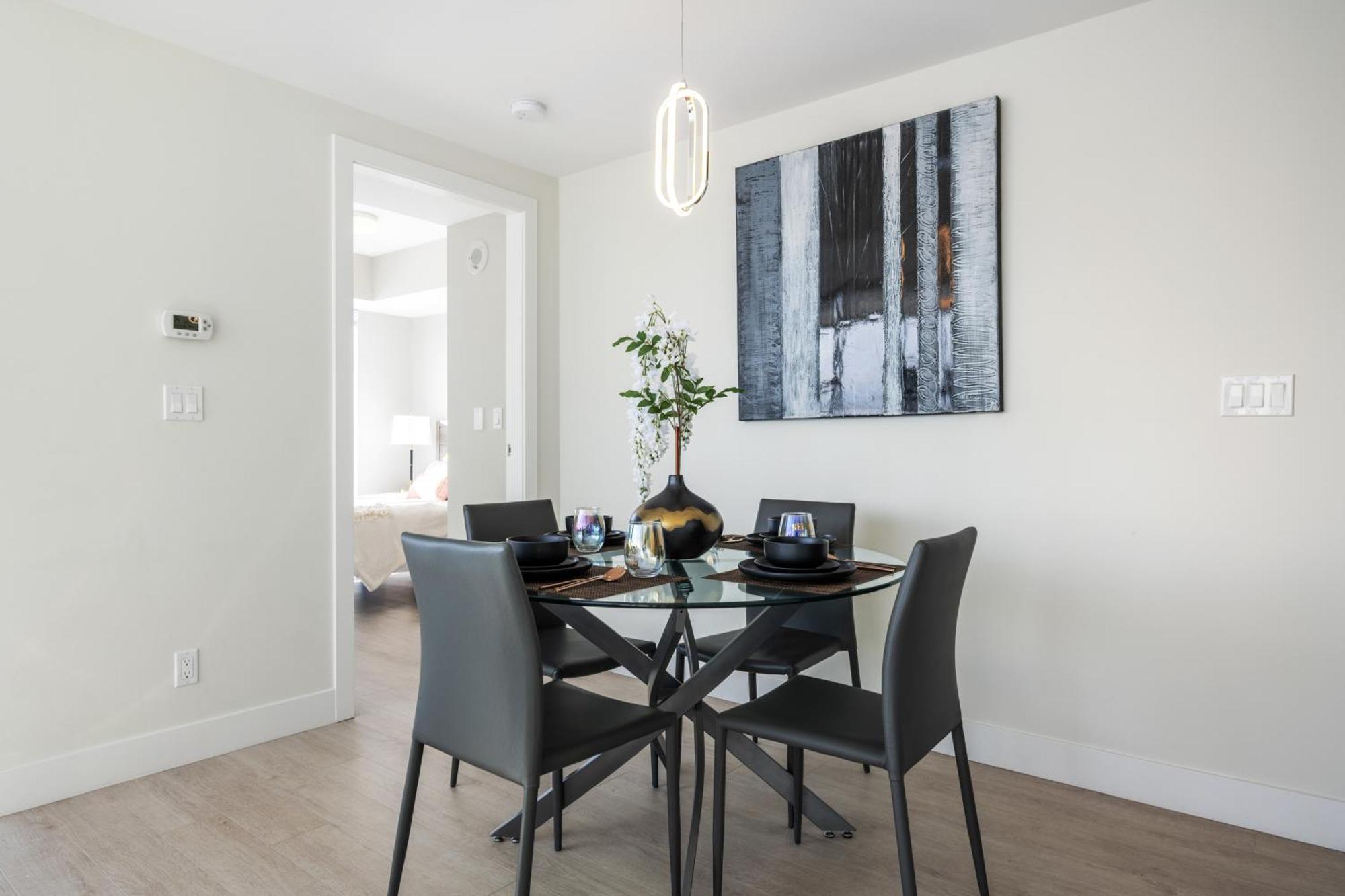Tranquil Vibes & Downtown Views, Near Stampede, Casino & Saddledome! Free Parking, Banff Pass, Wine! Holiday home *