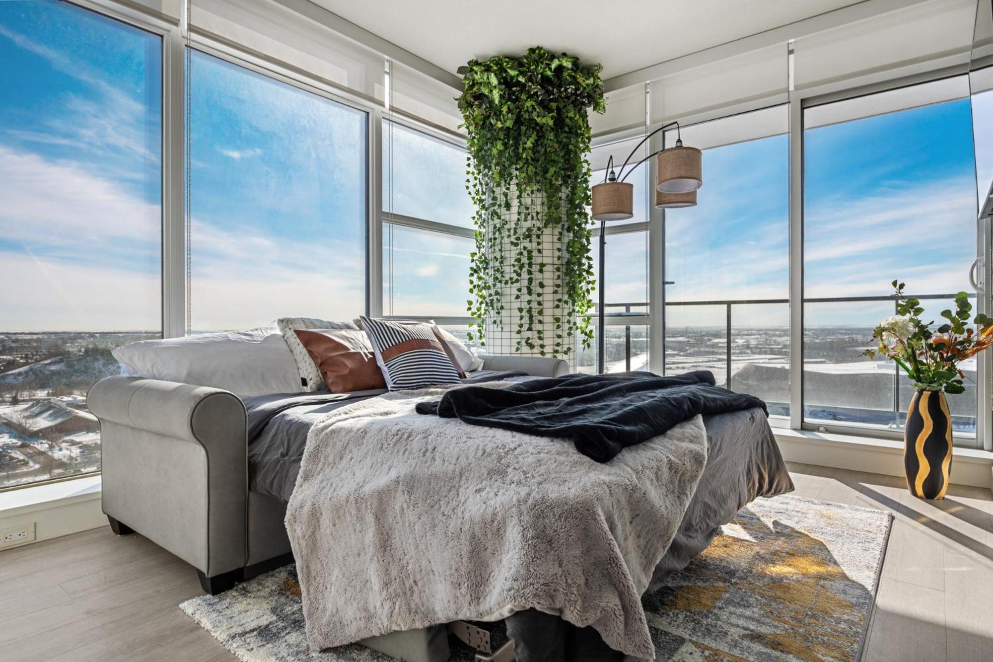 Tranquil Vibes & Downtown Views, Near Stampede, Casino & Saddledome! Free Parking, Banff Pass, Wine! *