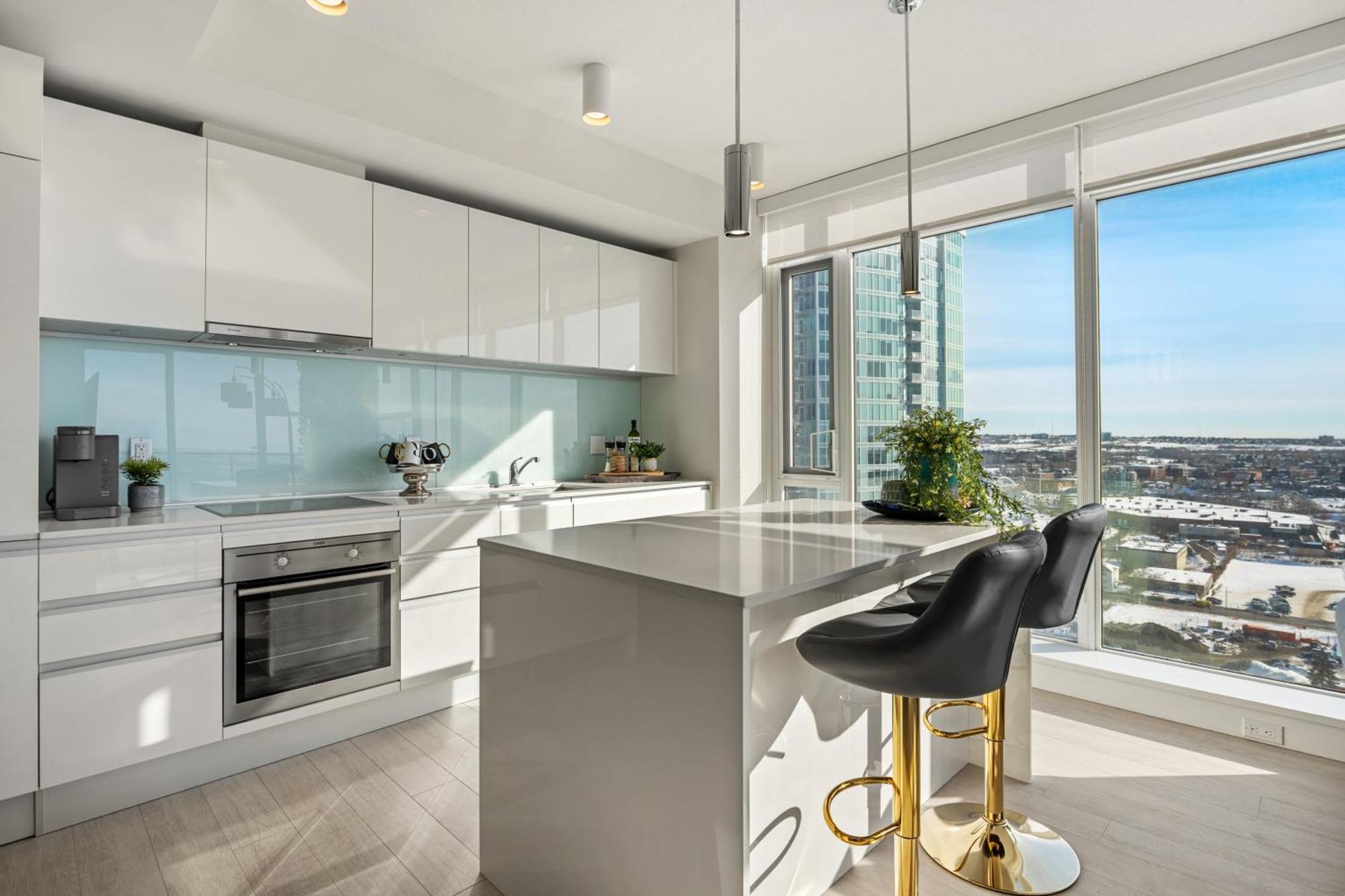 Tranquil Vibes & Downtown Views, Near Stampede, Casino & Saddledome! Free Parking, Banff Pass, Wine! *