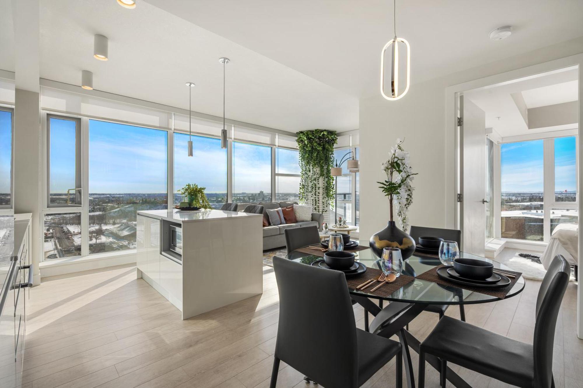Tranquil Vibes & Downtown Views, Near Stampede, Casino & Saddledome! Free Parking, Banff Pass, Wine!
