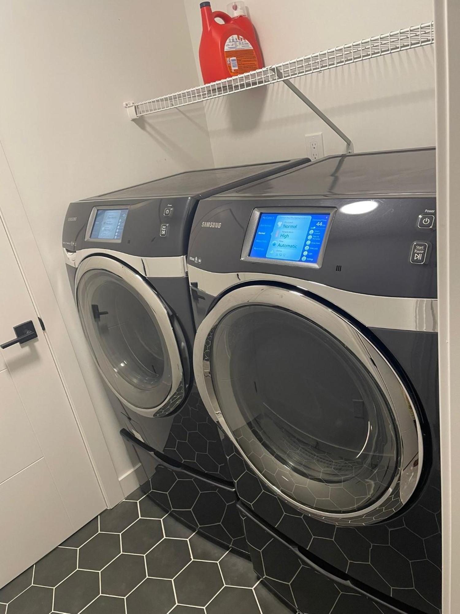 Emerald With 2 Beds - 10 Minutes From Downtown *