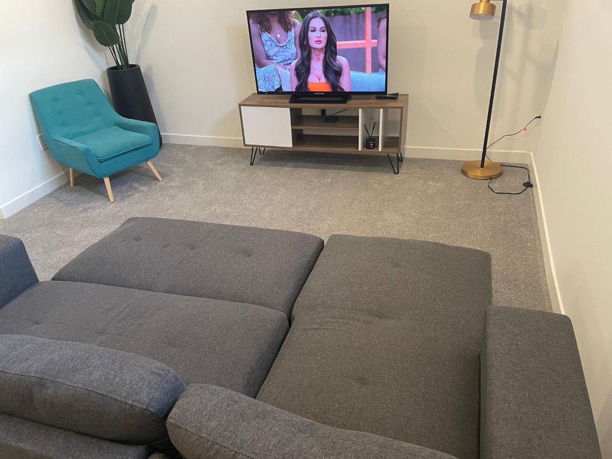 Emerald With 2 Beds - 10 Minutes From Downtown Apartment