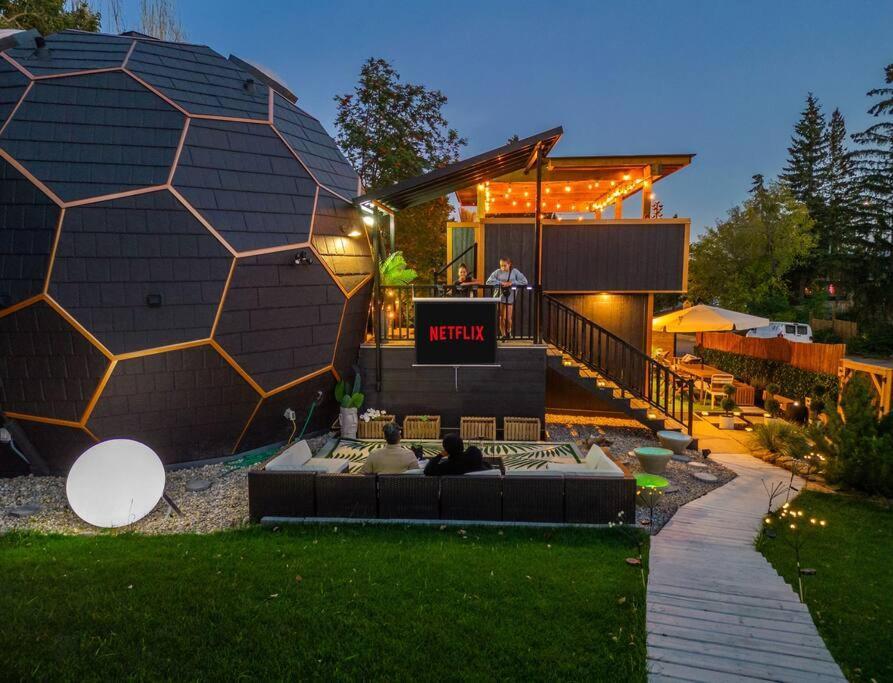 Dome House Yyc, Iconic, Luxury, Backyard Oasis Villa Calgary